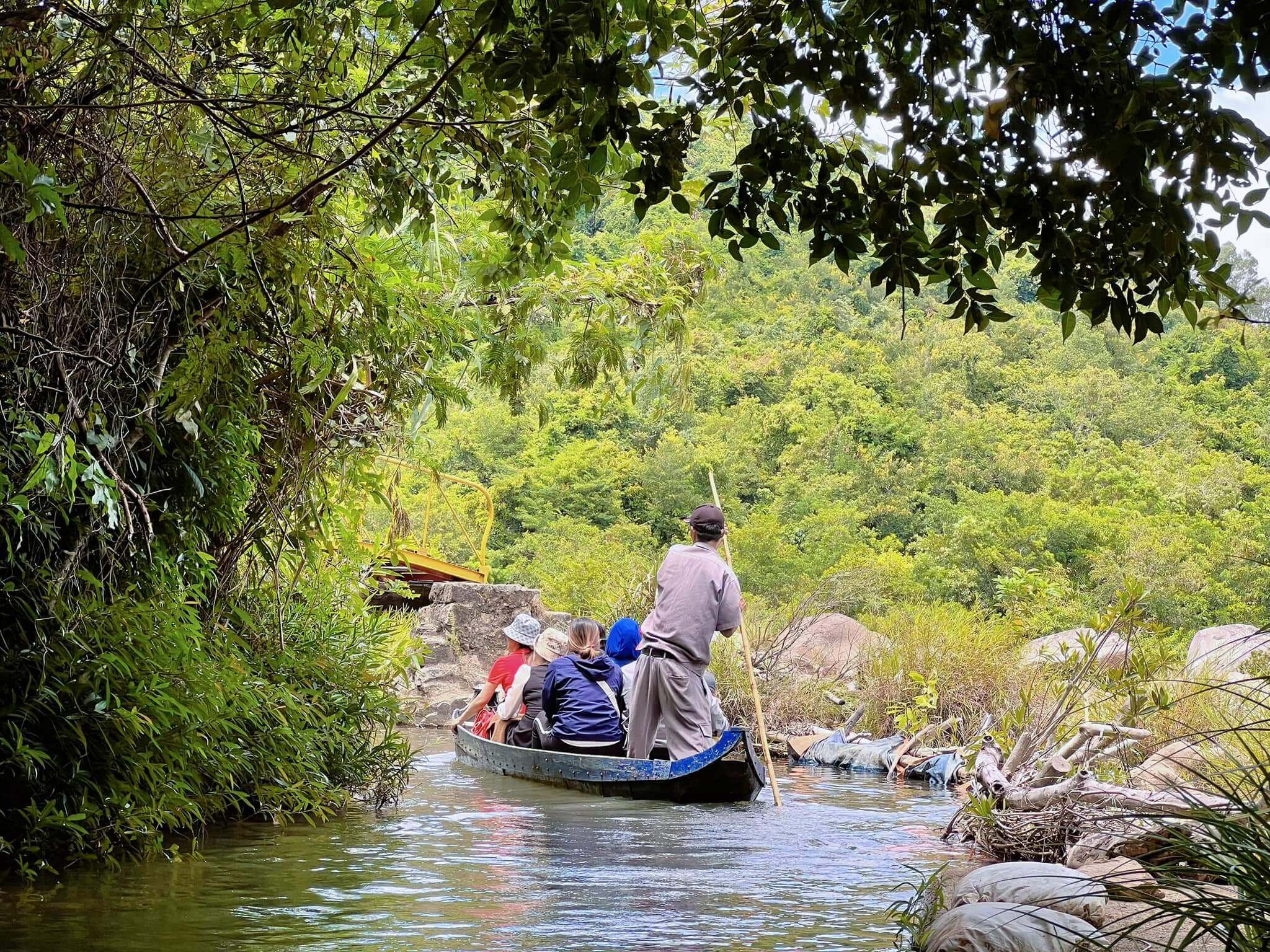 Trải nghiệm đi đò tại Hầm Hô